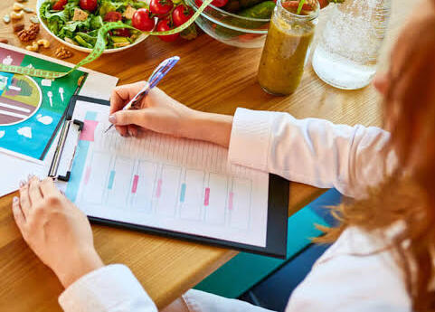 Nutrição é para todos, em qualquer fase da vida Atendo crianças, adultos, gestantes, idosos e atletas, oferecendo um olhar individualizado para cada fase da vida. Meu foco é te ajudar a conquistar mais saúde, equilíbrio, qualidade de vida, emagrecimento, performance e bem-estar.